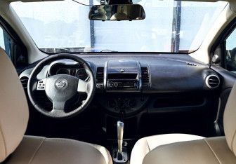 Подержанный автомобиль Nissan Note 2006 года (17 фото)