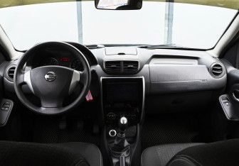 Подержанный автомобиль Nissan Terrano 2015 года (17 фото)
