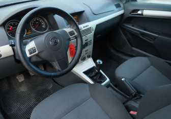 Подержанный автомобиль Opel Astra Hatchback 2007 года (9 фото)