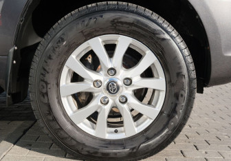 Подержанный автомобиль Toyota Land Cruiser Suv 2011 года (25 фото)