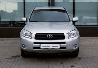 Подержанный автомобиль Toyota RAV4 2007 года (8 фото)