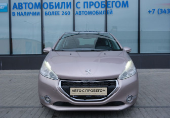 Подержанный автомобиль Peugeot 208 2013 года (8 фото)