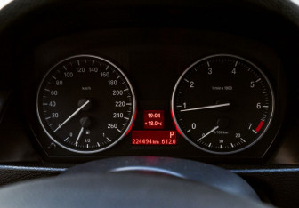 Подержанный автомобиль BMW X1 2012 года (11 фото)