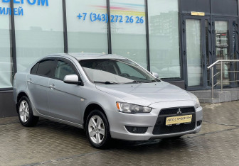 Подержанный автомобиль Mitsubishi Lancer Sedan 2010 года (7 фото)
