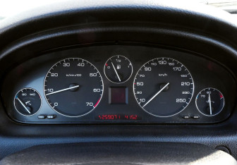 Подержанный автомобиль Peugeot 607 2000 года (9 фото)