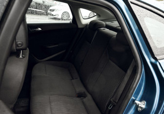 Подержанный автомобиль Opel Astra Sedan 2013 года (16 фото)