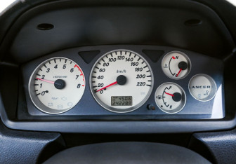 Подержанный автомобиль Mitsubishi Lancer Sedan 2005 года (11 фото)