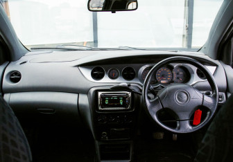 Подержанный автомобиль Daihatsu YRV 2001 года (16 фото)