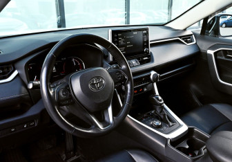 Подержанный автомобиль Toyota RAV4 2022 года (16 фото)