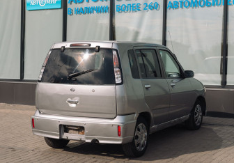 Подержанный автомобиль Nissan Cube 2001 года (5 фото)