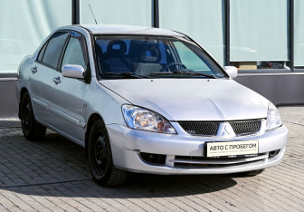 Подержанный автомобиль Mitsubishi Lancer Sedan 2004 года (7 фото)