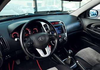Подержанный автомобиль Kia Ceed Hatchback 2010 года (15 фото)