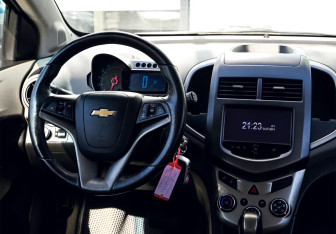 Подержанный автомобиль Chevrolet Aveo Hatchback 2014 года (24 фото)