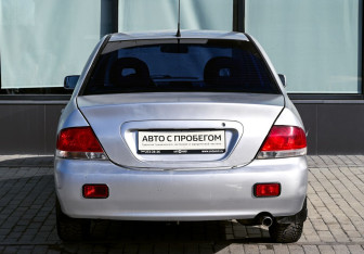 Подержанный автомобиль Mitsubishi Lancer Sedan 2004 года (4 фото)