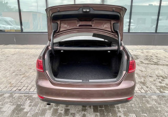 Подержанный автомобиль Volkswagen Jetta Sedan 2014 года (16 фото)