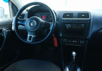 Подержанный автомобиль Volkswagen Polo Sedan 2013 года (10 фото)