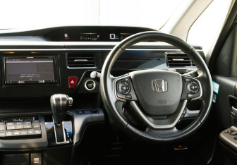 Подержанный автомобиль Honda Stepwgn 2017 года (18 фото)