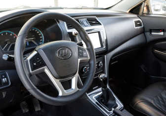 Подержанный автомобиль Lifan Solano 2017 года (10 фото)