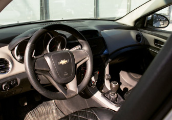Подержанный автомобиль Chevrolet Cruze Hatchback 2012 года (13 фото)