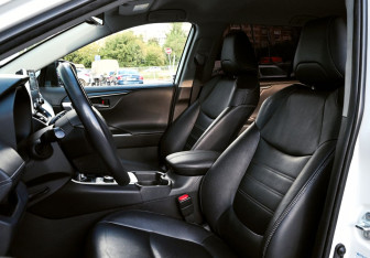 Подержанный автомобиль Toyota RAV4 2022 года (17 фото)