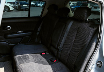 Подержанный автомобиль Nissan Tiida Hatchback 2012 года (15 фото)