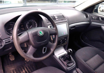 Подержанный автомобиль Skoda Octavia Liftback 2011 года (13 фото)