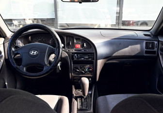 Подержанный автомобиль Hyundai Elantra Sedan 2005 года (16 фото)
