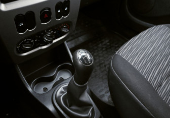 Подержанный автомобиль Renault Sandero 2013 года (10 фото)