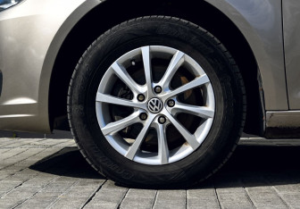 Подержанный автомобиль Volkswagen Touran 2012 года (19 фото)