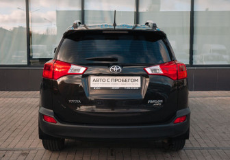 Подержанный автомобиль Toyota RAV4 2014 года (4 фото)