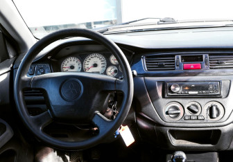 Подержанный автомобиль Mitsubishi Lancer Sedan 2004 года (16 фото)