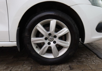 Подержанный автомобиль Volkswagen Polo Sedan 2013 года (15 фото)
