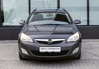Подержанный автомобиль Opel Astra Wagon 2012 года (8 фото)
