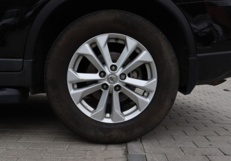 Подержанный автомобиль Nissan X-Trail 2015 года (24 фото)