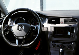 Подержанный автомобиль Volkswagen Golf Hatchback 2013 года (18 фото)