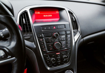 Подержанный автомобиль Opel Astra Wagon 2012 года (10 фото)