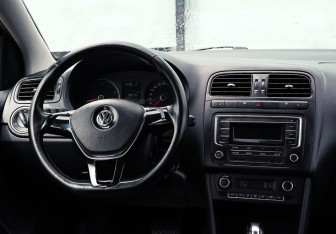 Подержанный автомобиль Volkswagen Polo Sedan 2017 года (10 фото)