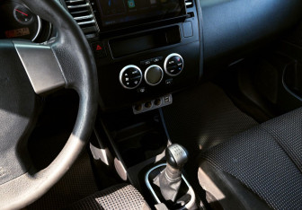 Подержанный автомобиль Nissan Tiida Hatchback 2012 года (9 фото)
