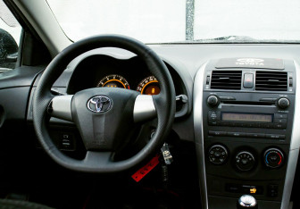 Подержанный автомобиль Toyota Corolla Sedan 2010 года (17 фото)