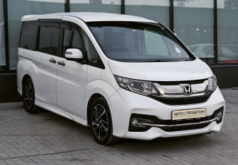 Подержанный автомобиль Honda Stepwgn 2016 года (7 фото)