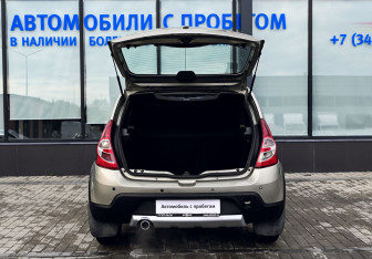 Подержанный автомобиль Renault Sandero 2012 года (18 фото)