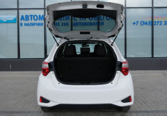 Подержанный автомобиль Toyota Vitz 2018 года (18 фото)