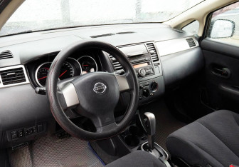 Подержанный автомобиль Nissan Tiida Hatchback 2011 года (15 фото)