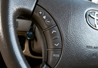 Подержанный автомобиль Toyota Ipsum 2004 года (13 фото)