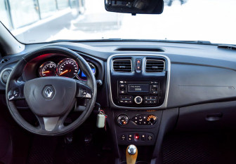 Подержанный автомобиль Renault Logan Sedan 2016 года (11 фото)