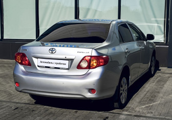 Подержанный автомобиль Toyota Corolla Sedan 2007 года (5 фото)