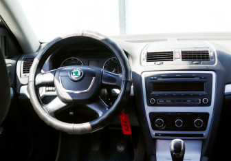 Подержанный автомобиль Skoda Octavia Liftback 2011 года (17 фото)