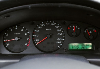 Подержанный автомобиль Nissan Almera Sedan 2001 года (16 фото)