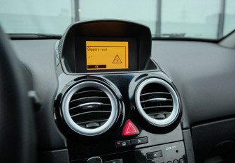 Подержанный автомобиль Opel Corsa 2008 года (11 фото)