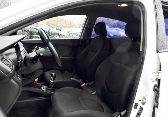 Подержанный автомобиль Kia Rio Sedan 2015 года (16 фото)